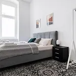 Homely - Spacious, Modern, S-bahn Nearby , Groups & Families * Berlin