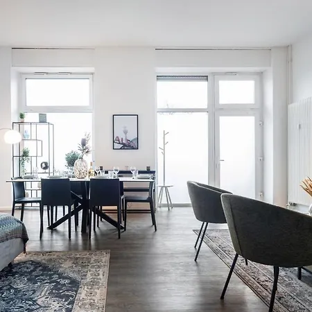 Homely - Spacious, Modern, S-bahn Nearby , Groups & Families شقة