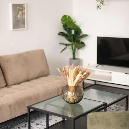 Homely - Spacious, Modern, S-bahn Nearby , Groups & Families Lejlighed