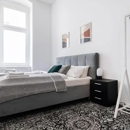 Homely - Spacious, Modern, S-bahn Nearby , Groups & Families * Berlin