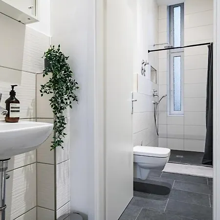 شقة Homely - Spacious, Modern, S-bahn Nearby , Groups & Families