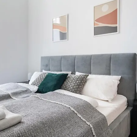 شقة Homely - Spacious, Modern, S-bahn Nearby , Groups & Families *