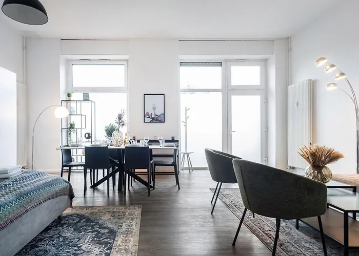 Homely - Spacious, Modern, S-bahn Nearby , Groups & Families شقة