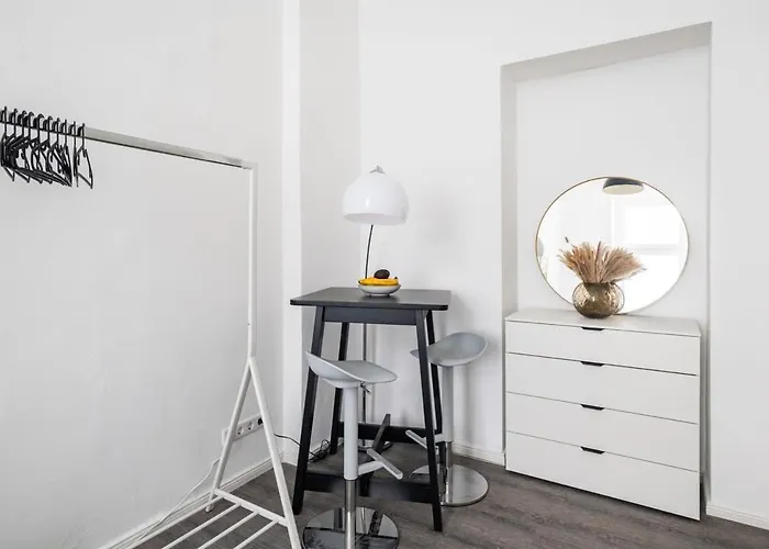 شقة Homely - Spacious, Modern, S-bahn Nearby , Groups & Families *