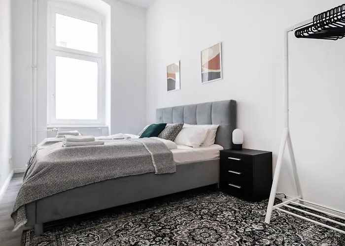 Homely - Spacious, Modern, S-bahn Nearby , Groups & Families * برلين