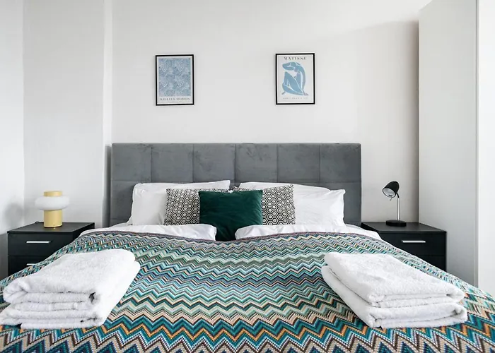 Homely - Spacious, Modern, S-bahn Nearby , Groups & Families شقة