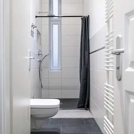 Homely - Spacious, Modern, S-bahn Nearby , Groups & Families * ברלין