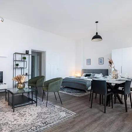 Homely - Spacious, Modern, S-bahn Nearby , Groups & Families * ברלין