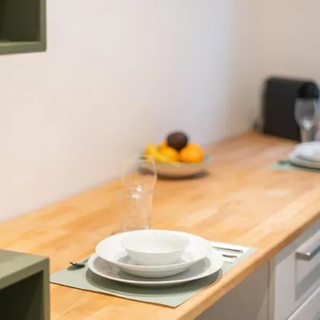 Homely - Spacious, Modern, S-bahn Nearby , Groups & Families דירה