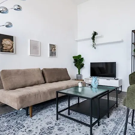 Apartman Homely - Spacious, Modern, S-bahn Nearby , Groups & Families