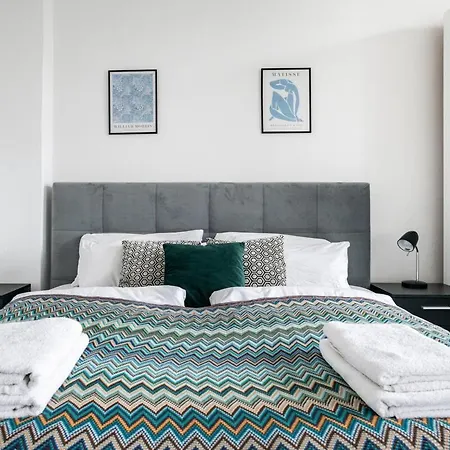 Homely - Spacious, Modern, S-bahn Nearby , Groups & Families דירה