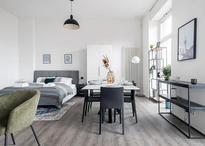 公寓 Homely - Spacious, Modern, S-bahn Nearby , Groups & Families 柏林