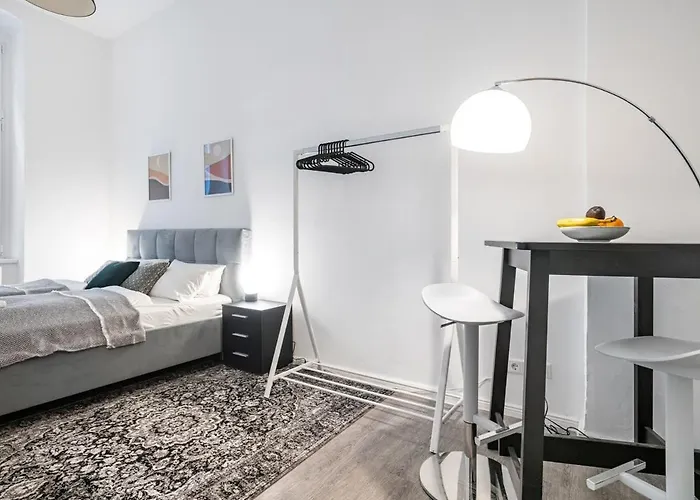 아파트 Homely - Spacious, Modern, S-bahn Nearby , Groups & Families 베를린