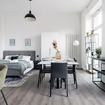 Apartment Homely - Spacious, Modern, S-bahn Nearby , Groups & Families Berlin