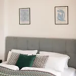 Apartment Homely - Spacious, Modern, S-bahn Nearby , Groups & Families