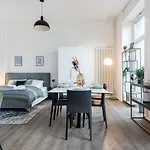 Apartment Homely - Spacious, Modern, S-bahn Nearby , Groups & Families