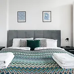 Homely - Spacious, Modern, S-bahn Nearby , Groups & Families Apartment