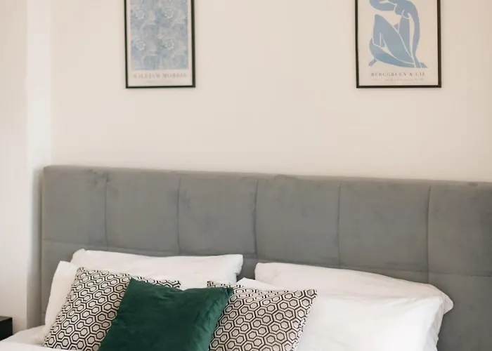 Apartment Homely - Spacious, Modern, S-bahn Nearby , Groups & Families