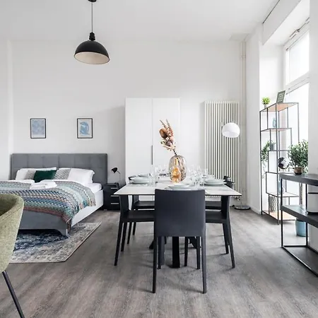 Appartement Homely - Spacious, Modern, S-bahn Nearby , Groups & Families Berlin