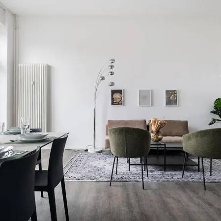 Appartement Homely - Spacious, Modern, S-bahn Nearby , Groups & Families Berlin