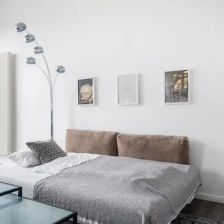 Homely - Spacious, Modern, S-bahn Nearby , Groups & Families Appartement *