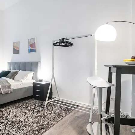 Appartement Homely - Spacious, Modern, S-bahn Nearby , Groups & Families Berlin